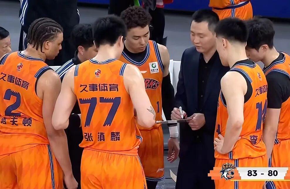 男子西瓜地里偶遇眼镜蛇 连弹十几个“脑瓜崩”将其制服