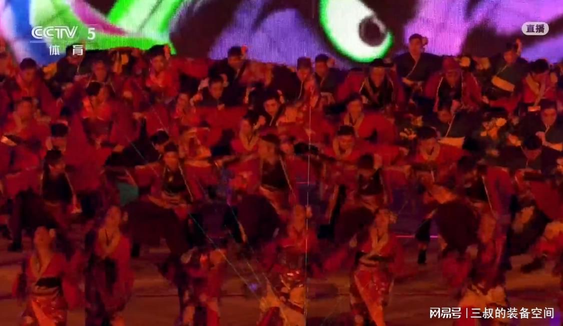 特斯拉无人驾驶出租车亮相北京 博主:外观一眼极简 但确实非常震撼